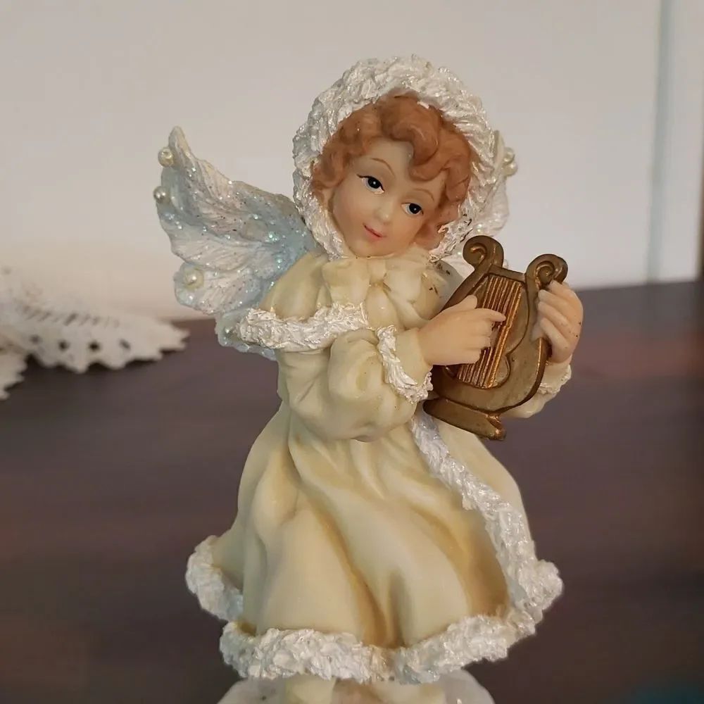 Lovely Vintage Resin Angel with Harp Figurine and Sparkly Wings - Picture 5 of 9